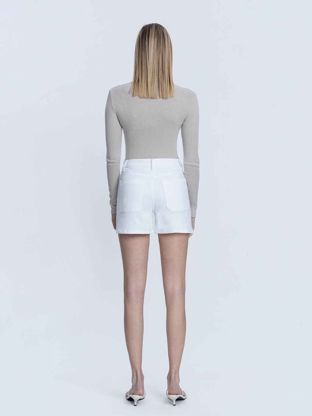 HIGH RISE WHITE MOM SHORTS